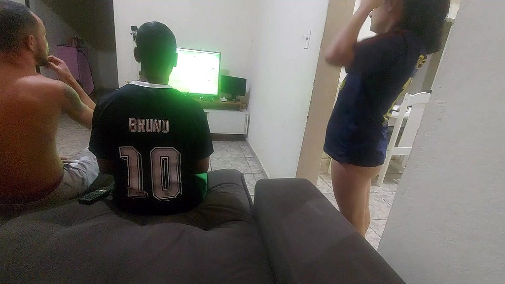 apostou a mulher com o melhor amigo no jogo de futebol e perdeu entao o amigo acabou fodendo a esposa safada (Jennifer Pimenta, Bruninho Bombom, Kasallpimenta) apostou a mulher com o melhor amigo no jogo de futebol e perdeu entao o amigo acabou fodendo a esposa safada (Jennifer Pimenta, Bruninho Bombom, Kasallpimenta)