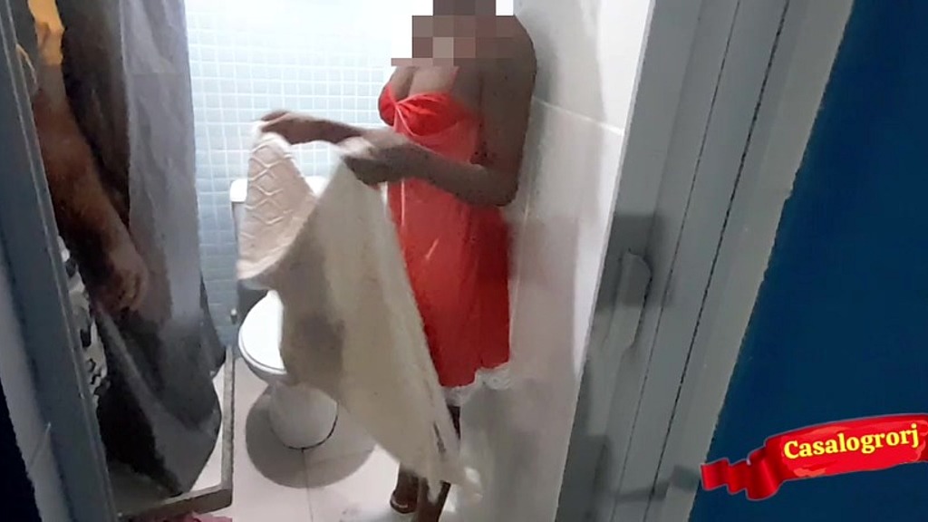pedi a toalha para minha pequena enteada mas eu eu queria era comer o cu dela em pe no banheiro. (Leo Ogro, Ana Clara Bintencourt) pedi a toalha para minha pequena enteada mas eu eu queria era comer o cu dela em pe no banheiro. (Leo Ogro, Ana Clara Bintencourt)
