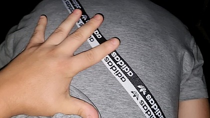 Passivo magrelo sendo penetrado por um macho nas cabines em plena madrugada de Domigo.