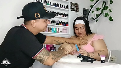 Mientras mi manicurista me arregla mis unas, yo le voy tocando sus enormes tetas y por debajo de la mesa su rica y humeda pussy - Historia completa