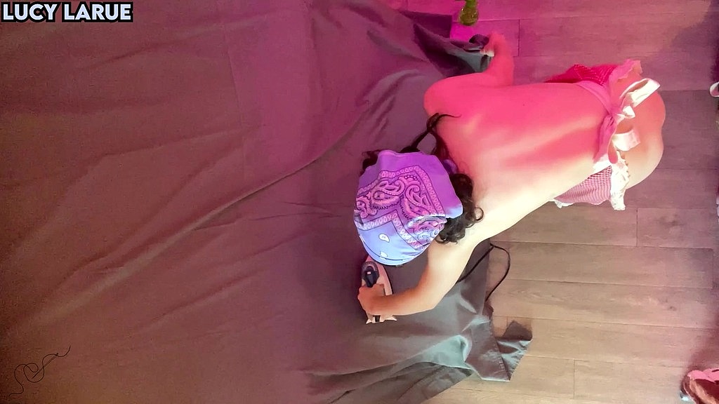 ironing my cam backdrop in just an apron (Lucy LaRue) ironing my cam backdrop in just an apron (Lucy LaRue)
