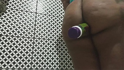 Crentesafada mostrando o cu e enfiando um pote de creme