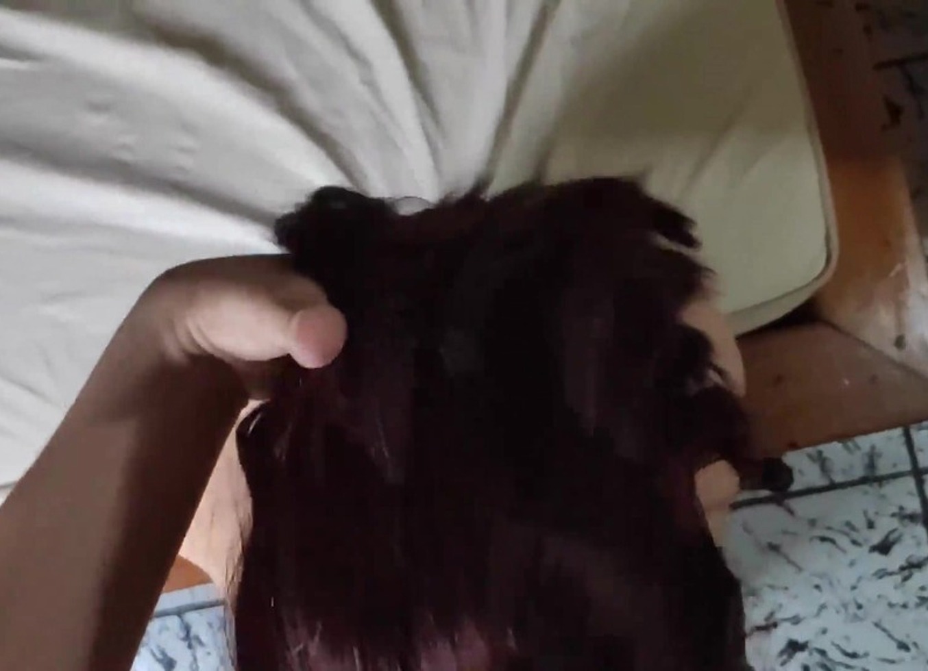 Safada Deixando O Corno Em Casa Enquanto Chupa O Pirocudo