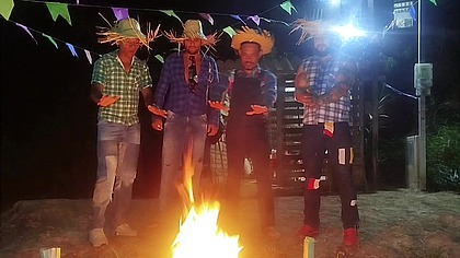 BOYS DA FAZENDA FIZERAM DA FESTA JUNINA UMA SURUBA.
