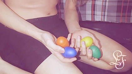 Laying Eggs and stuffing a HUGE Ball inside! 🐔🥚