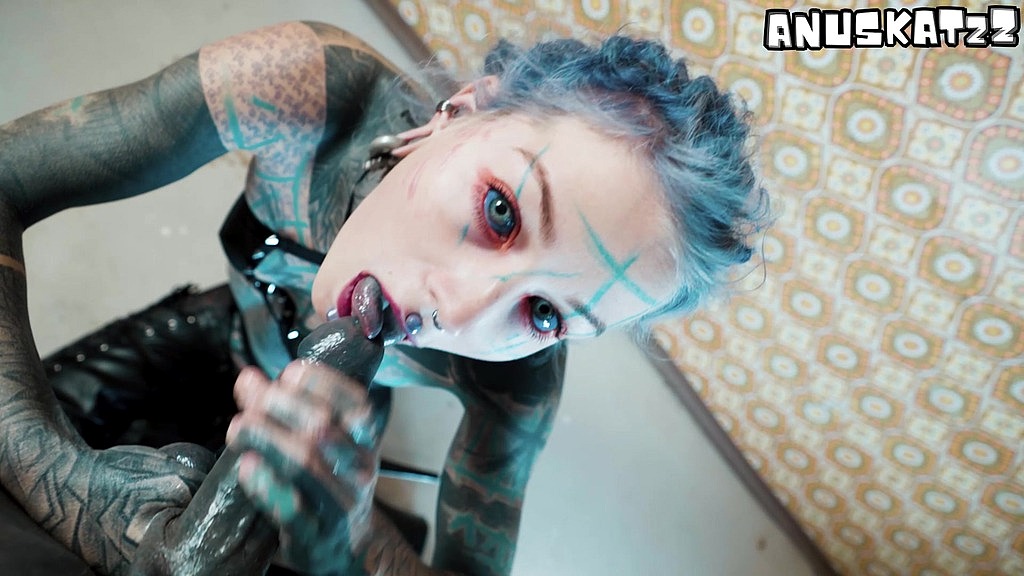 Anuskatzz, Lily Lu, Nikolaz Zpageti: pornostar tatuata con i tacchi alti si infila le dita nell'ano e fa un pompino (AnalVids.com) tattooed pornstar in high heels fingers her anal and gives a blowjob (Anuskatzz, Lily Lu, Nikolaz Zpageti)