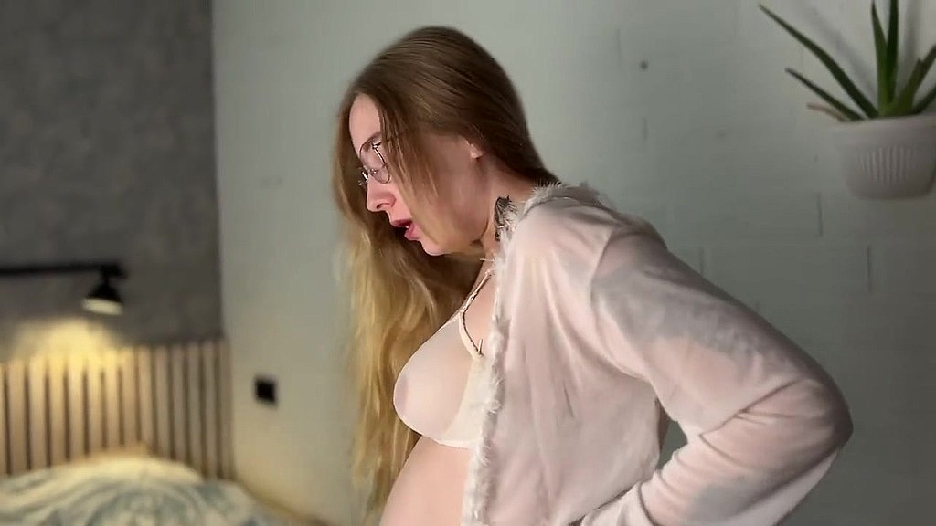 my pregnancy makes me horny, i m alone and i take the opportunity to touch myself and masturbate wit (Sinthia blue) my pregnancy makes me horny, i m alone and i take the opportunity to touch myself and masturbate wit (Sinthia blue)
