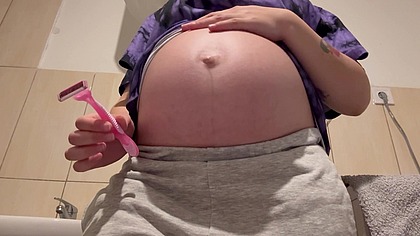 My Pregnant Stepsister shows how she shaves her pussy hair while pregnant, it's quite difficult to shave like this, but she does it.