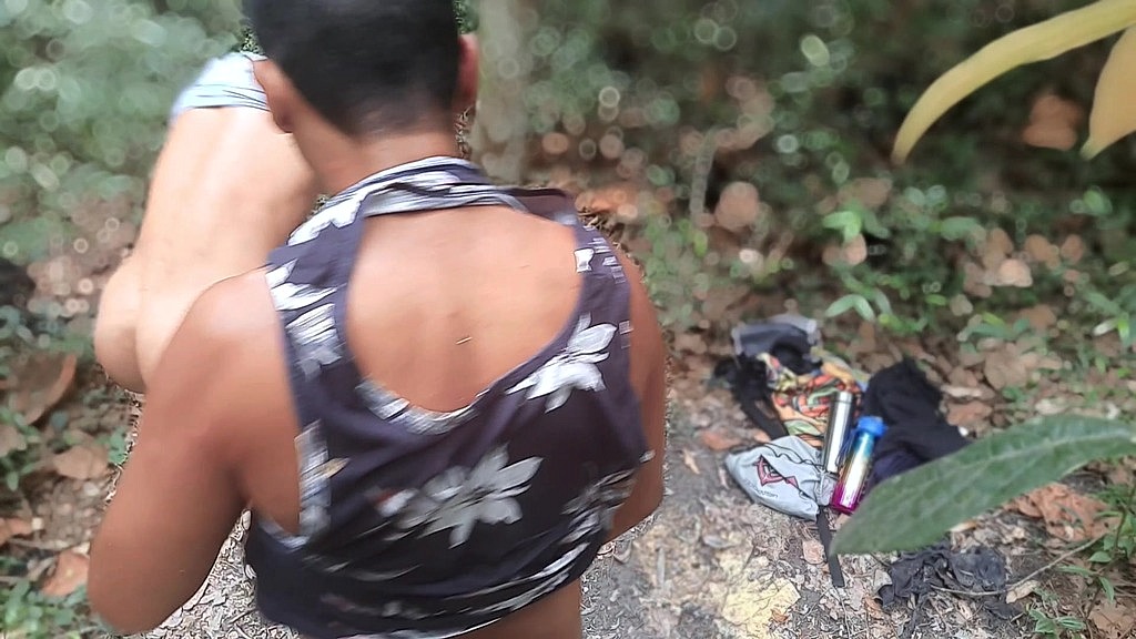 preto dotado chamou o moleque para colher frutas no pomar e fodeu seu cru e filmou tudo. (Lendro Delao, Maldonatto,Brotherlicia) preto dotado chamou o moleque para colher frutas no pomar e fodeu seu cru e filmou tudo. (Lendro Delao, Maldonatto,Brotherlicia)