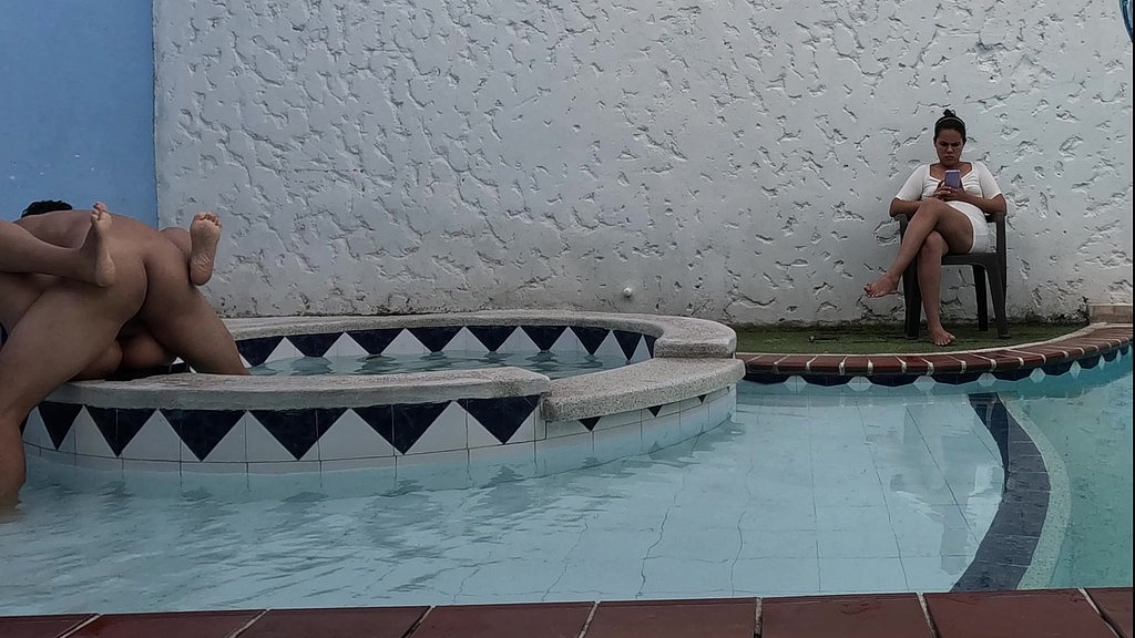 my wife s stepsister gives me a rich blowjob in the pool, taking advantage of my wife is in her cell phone (Vilove, Islove, Ylizalove) my wife s stepsister gives me a rich blowjob in the pool, taking advantage of my wife is in her cell phone (Vilove, Islove, Ylizalove)