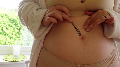 Belly Button Fetish: poke in the navel, fork and stomach, hitting tummy