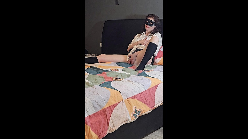 mentre sto videochattando, mio marito si avvicina a me e mi fa un pompino e poi mi scopa nel culo (BuddyCouple, Ogyacoppia) while i m videochatting, my husband comes over me and gives me a blowjob and then fucks me in the ass (BuddyCouple, Ogyacouple)