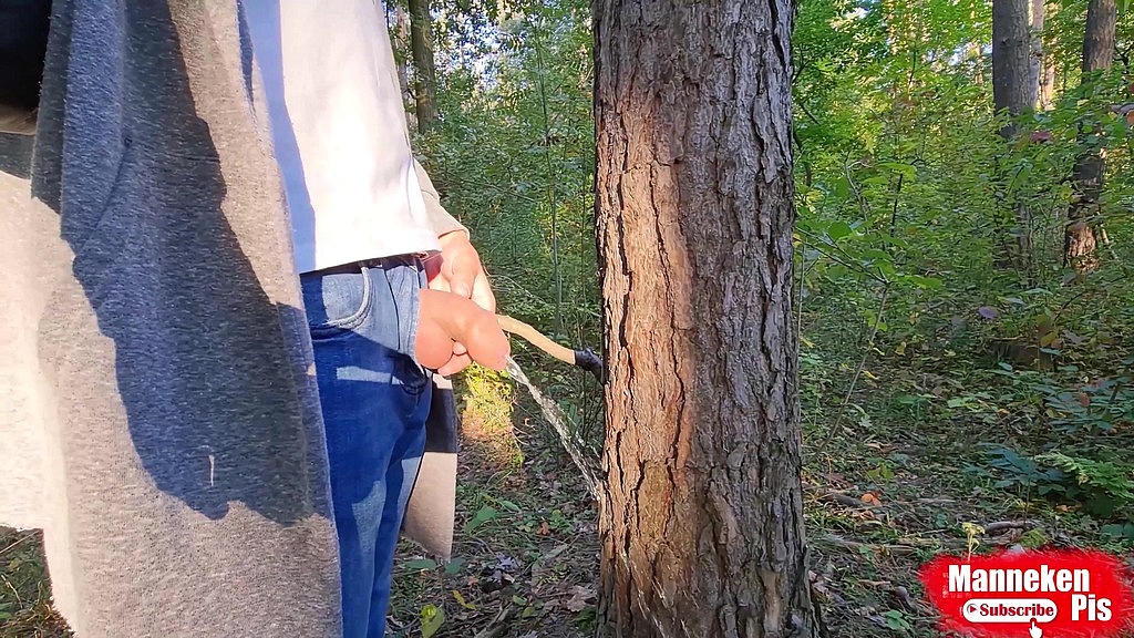 i pee outdoors in the forest under a tree (Mikel Prado) i pee outdoors in the forest under a tree (Mikel Prado)