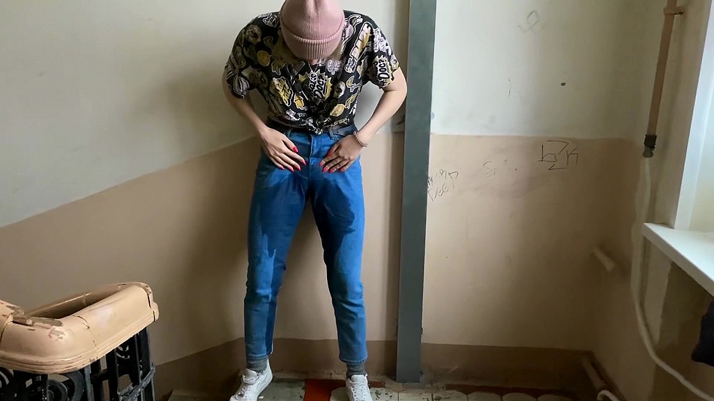 sexy babe extreme public jeans wetting (Anna Anderson) sexy babe extreme public jeans wetting (Anna Anderson)