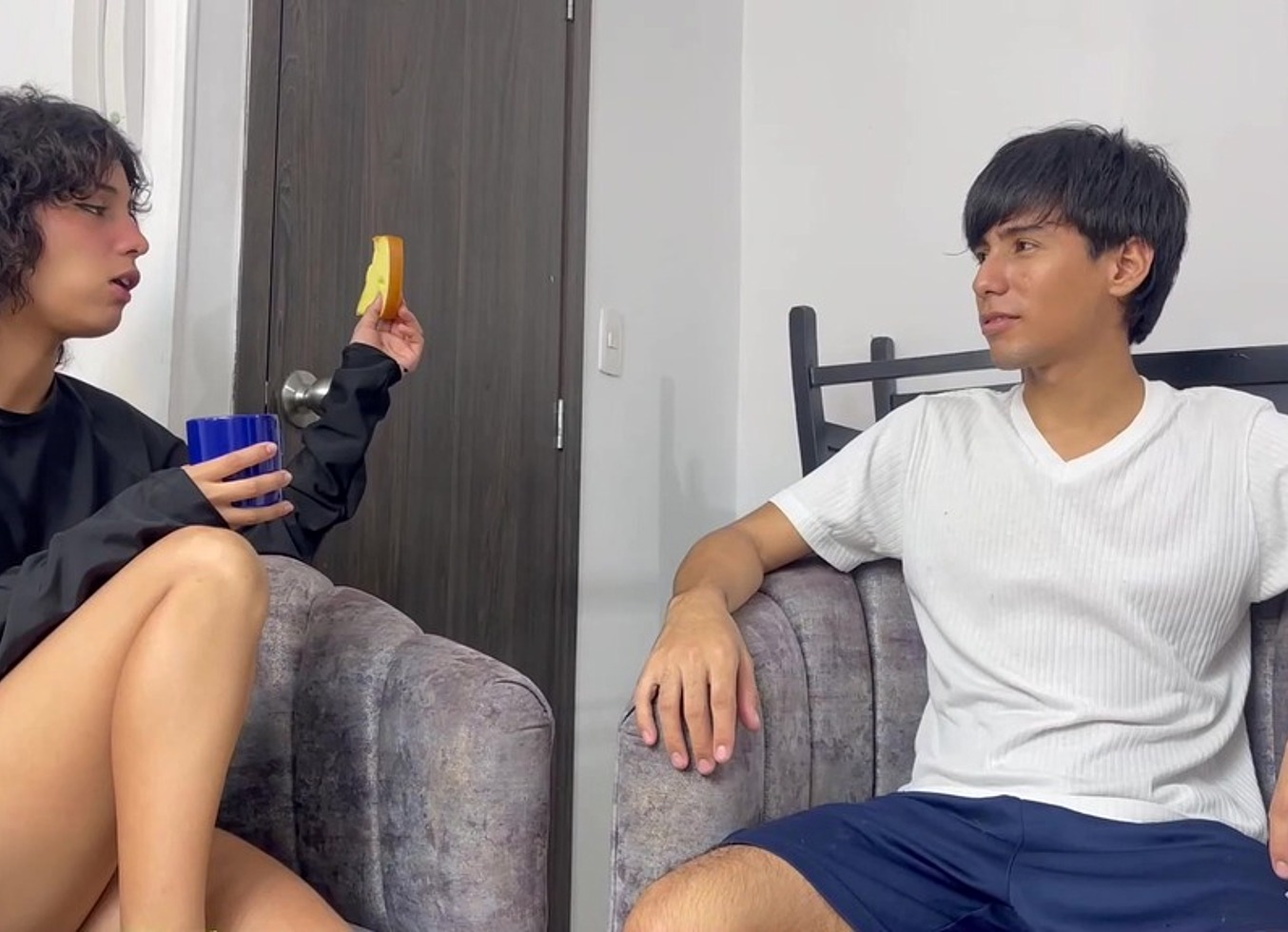 Un Hermanastro Caliente Convence A Su Hermanastra En Tener Sexo Por Primera Vez. Se Corre En Su Culo