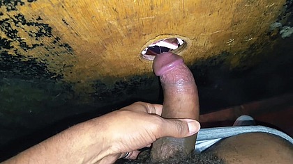 PUTA VAI CHUPAR NO GLORY HOLE E ACABOU DANDO NA CABINE