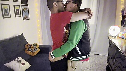 CASAL DE NERDS AO INVES DE ESTUDAR HISTORIA RESOLVERAM ESTUDAR O CORPO HUMANO