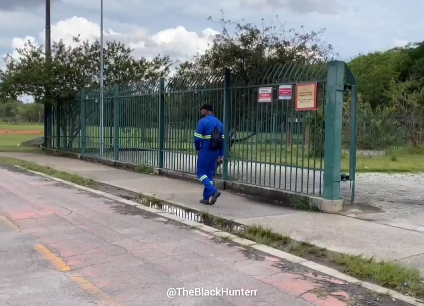 Trabalhador Sempre Diz Pra Esposa Que Vai Ficar Fazendo Hora Extra Na Obra Mas Na Verdade Ele Mete Rola No Chefe.