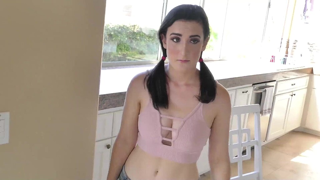 Mike Hunt punishes Lyra Lockhart wet pussy hard
