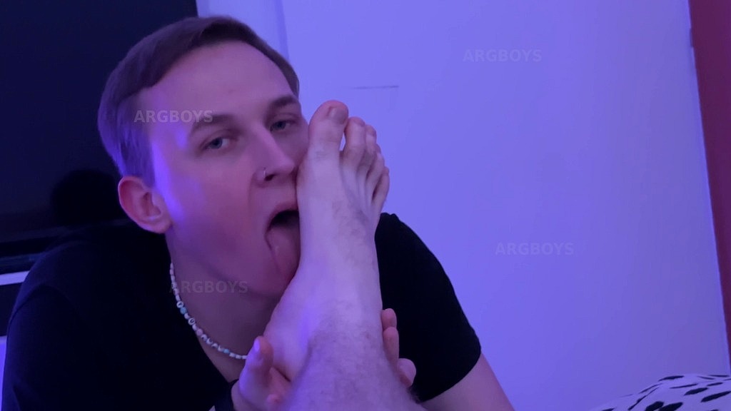 blue-eyes handsome gay licking my feet while i jerk off my fat cock (Argboy,Kinky Arty) blue-eyes handsome gay licking my feet while i jerk off my fat cock (Argboy,Kinky Arty)