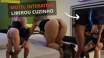 Interactive Motel: He fucked my ass and came inside. The condom slipped off and he fucked me raw. The cuck just watched - Macho comeu e gozou no cuzinho. A camisinha saiu foi no pelo. Corno so olhou