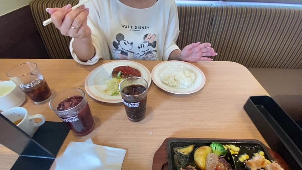 1週間ぶりに大◯生彼女とファミレスにご飯食べにデートした後に僕の部屋で適当にスマホいじっててなんかお互いシタくなってそのまま…。 (Momoka, Nono) 1週間ぶりに大◯生彼女とファミレスにご飯食べにデートした後に僕の部屋で適当にスマホいじっててなんかお互いシタくなってそのまま…。 (Momoka, Nono)