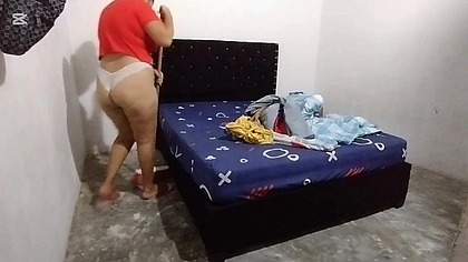 Estoy muy cachonda que me termino masturbando mi cono en el patio de la casa