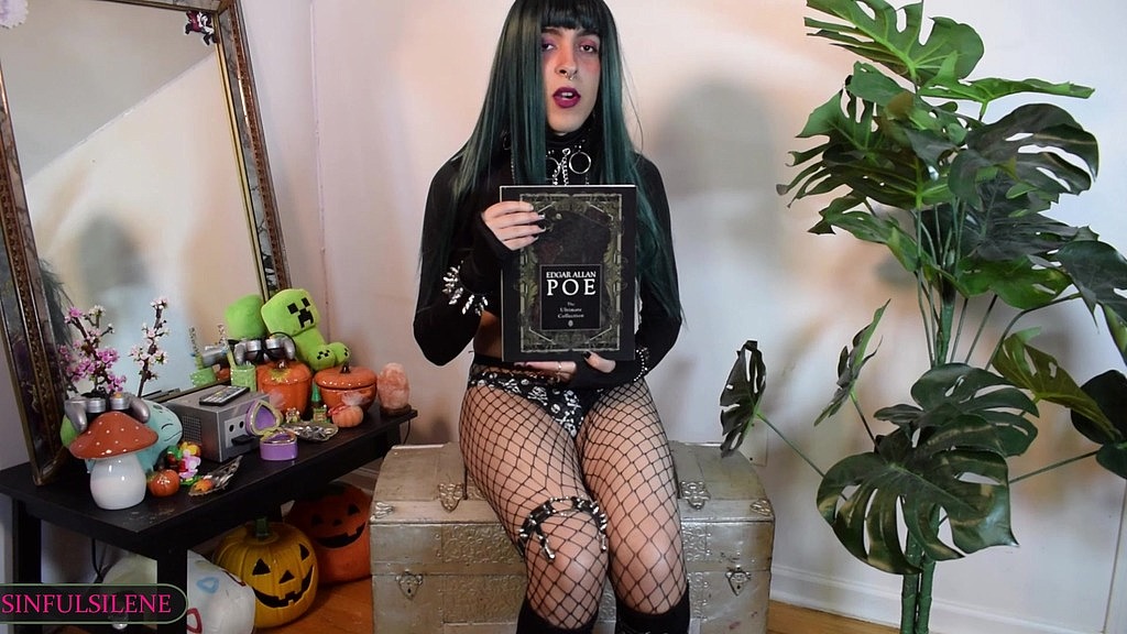 гот транссексуал силена читає класичну літературу і кінчає (Sinful Silene) goth trans girl silene reads classical literature and cums (Sinful Silene)