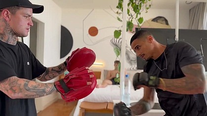 Amigo chamou pra treinar na casa dele, mas o cunhado dele estava la e queria era dar pra nos dois.