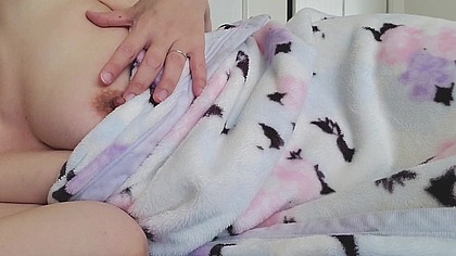 ベッドの上でオナニーする人妻