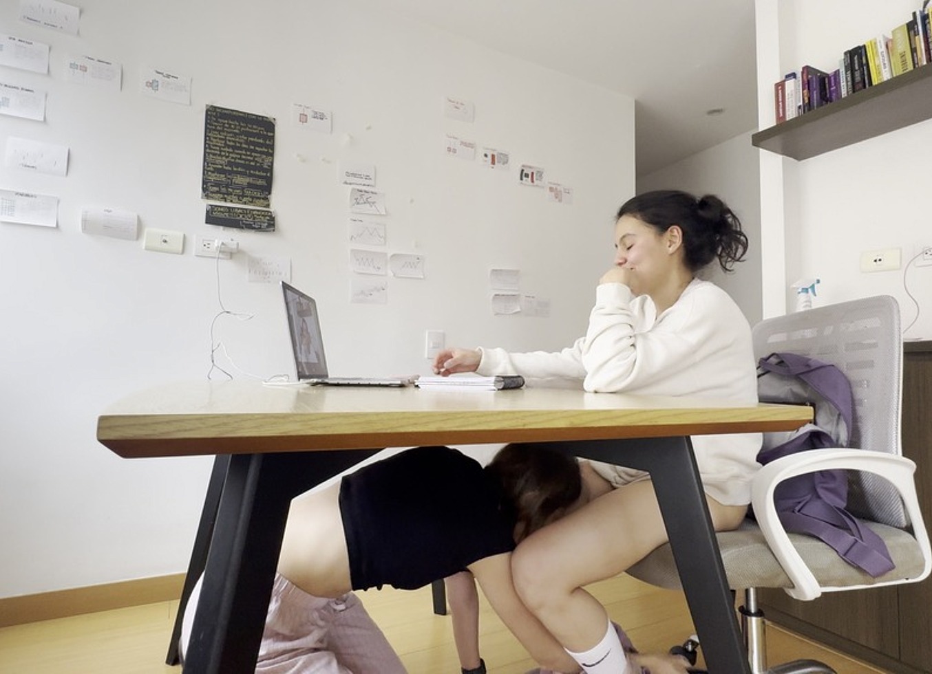 Dos Chicas Se Tocan Durante Una Videollamada Sin Que Nadie Se De Cuenta