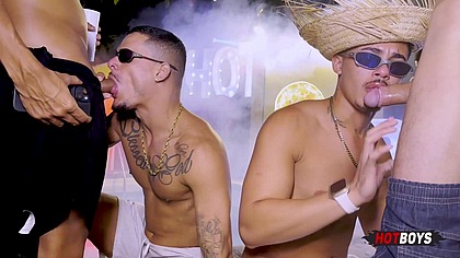 Veja As Maiores Rolas Sendo Chupadas Pelos Safados Gostosos a Beira da Piscina! Arraia da Hotboys vira uma orgia com os mais dotados do Rio