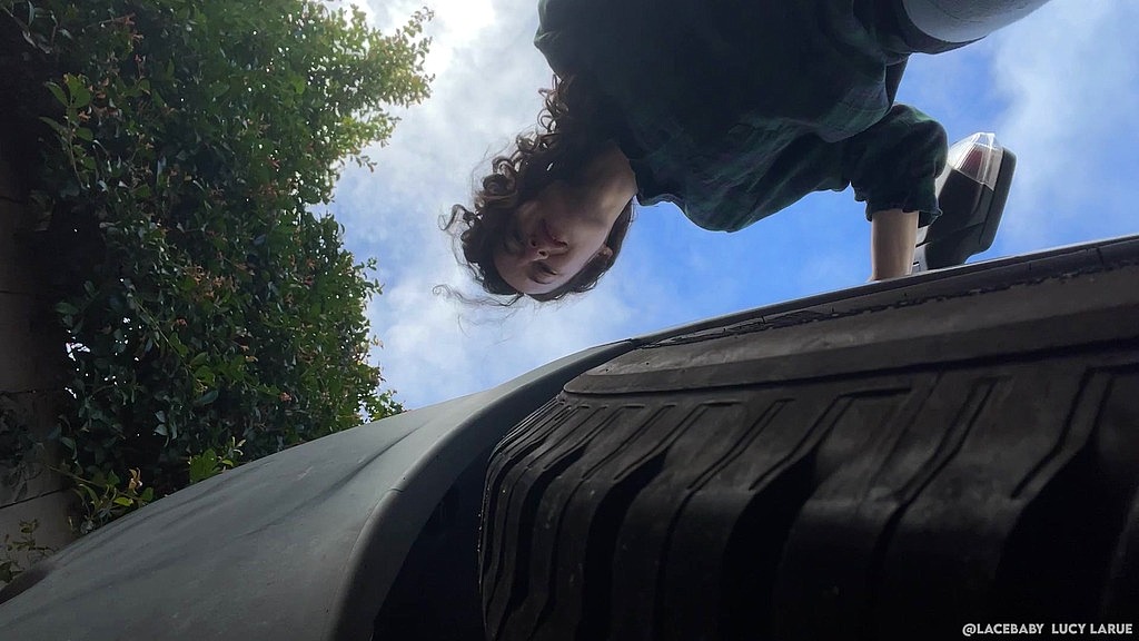 Ho trovato un omino minuscolo incastrato nel pneumatico del mio furgone (Lucy LaRue) i found a teeny guy stuck in my van tire (Lucy LaRue)