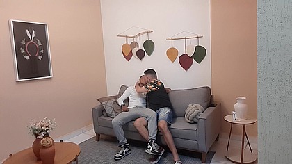 Meu vizinho coroa me pagou para comer meu cu e chorei porque era muito grossa e cabecuda.