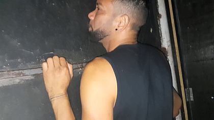 Dois putos fazendo a festa mamando rolas no glory holle do cinema porno.