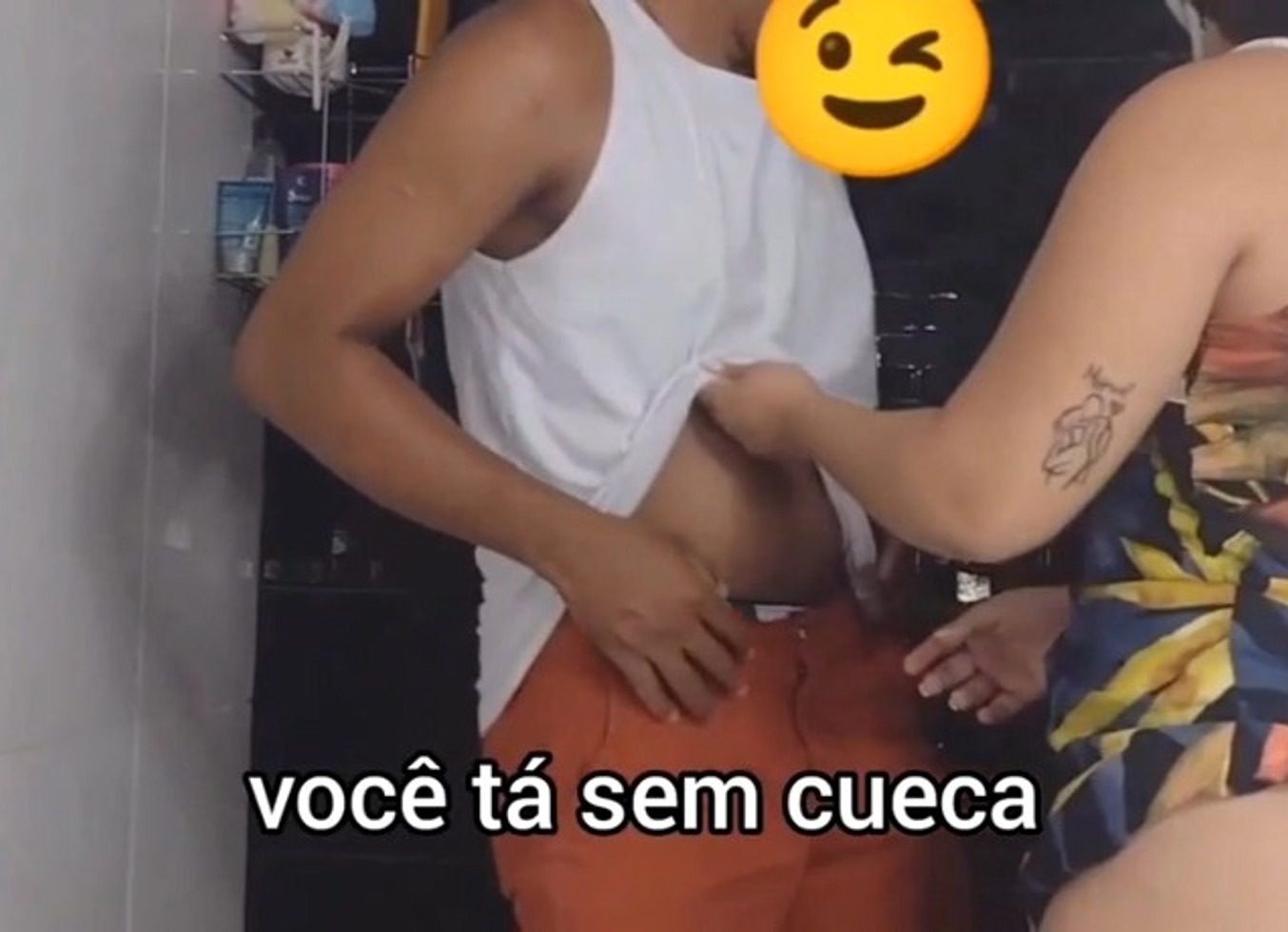 Limpado O Banheiro Fazendo Video Pra Internet, Ele Entrou No Banheiro E Video Virou Adulto