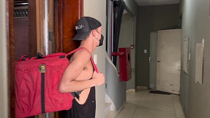 entregador do ifood recebendo um pagamento diferente.