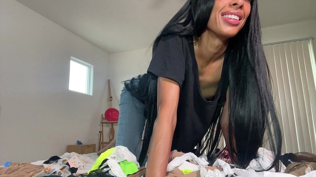 дражнити блузку внизу та вузькі джинси (Pink Foxx) down blouse tease and tight jeans (Pink Foxx)