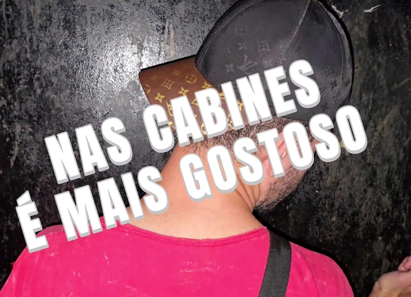 Puta Nao Se Contentou Em Chupar Piroca No Glory Hole E Deu Gostoso Dentro Da Cabine