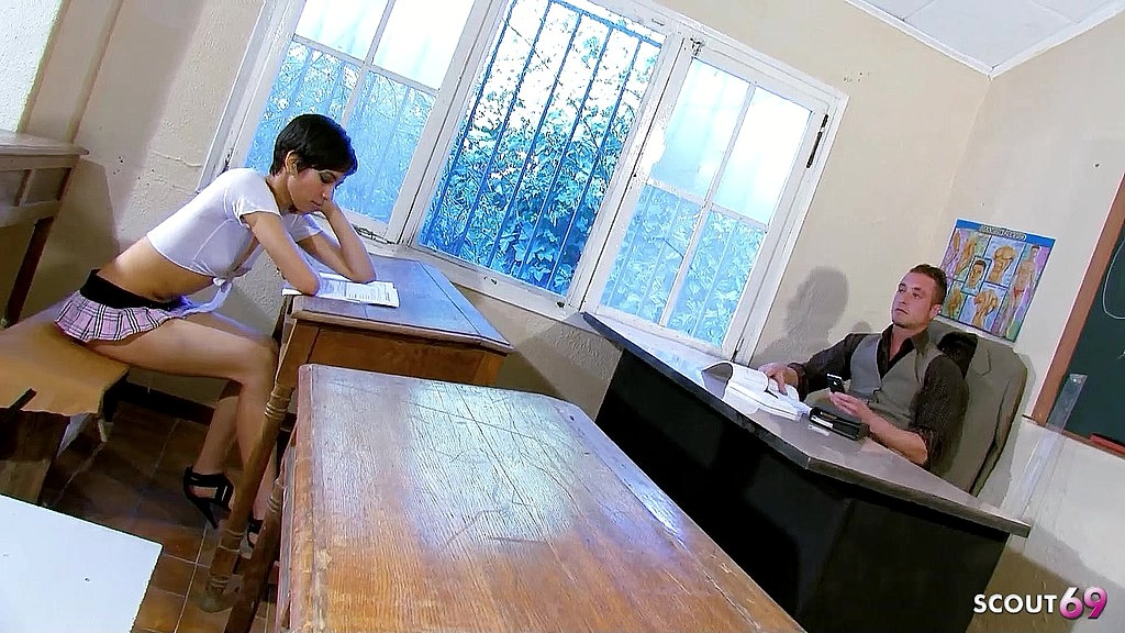 Лео Гальвес, Жасмин Аравія: струнка дівчина з маленькими грудьми та коротким волоссям Жасмин Аравія спокушає свого вчителя, щоб отримати глибокий анальний секс у класі (AnalVids.com) slim and small tits short hair girl jasmine arabia seduce her teacher to get deep anal sex at classroom (Leo Galvez, Jasmine Arabia)