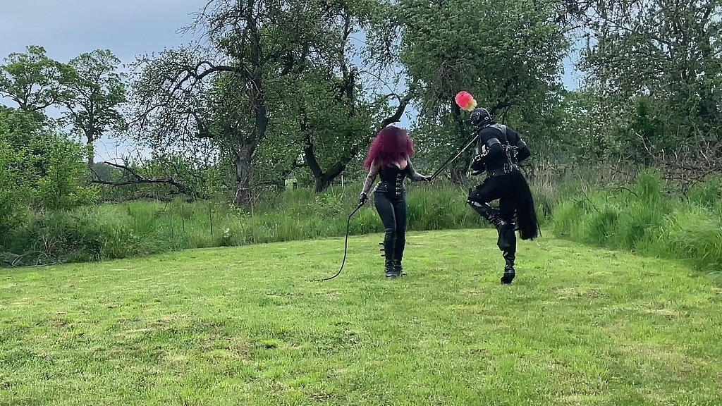 ponyplay outdoor (Dominatrix Frida, GrayNoice) ponyplay outdoor (Dominatrix Frida, GrayNoice)
