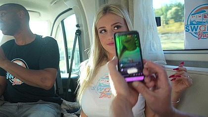 Le Bus des libertins #5 , baise sur un terrain de moto