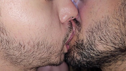 Sacanagem com outro macho turista dentro de uma cabine do sexo no centro da cidade.