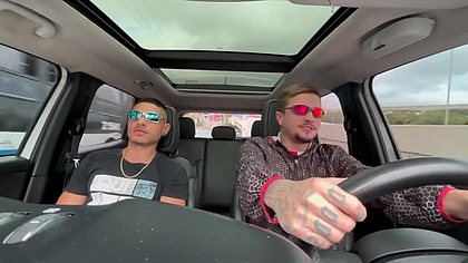 Peguei uma carona com um amigo e ele acabou me comendo no carro e gozando na minha cara. - Parte I