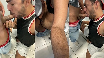 FOI MAMADO E FODEU O RABAO PELUDO, GOZOU DENTRO E DEPOIS NA BOCA DO PUTO COM TANTO TESAO ACUMULADO.