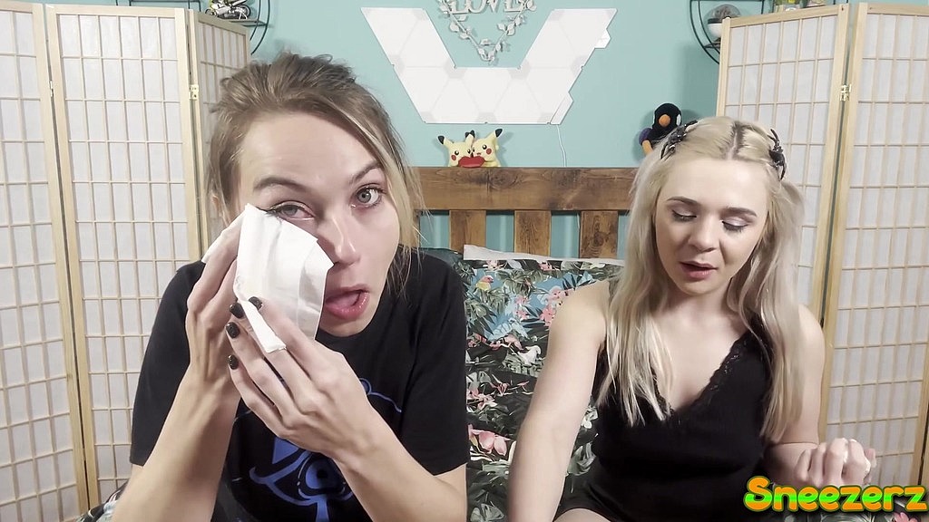gamer girl chloe toy has sneeze fit! (Chloe Toy, Ellie Shou) gamer girl chloe toy has sneeze fit! (Chloe Toy, Ellie Shou)