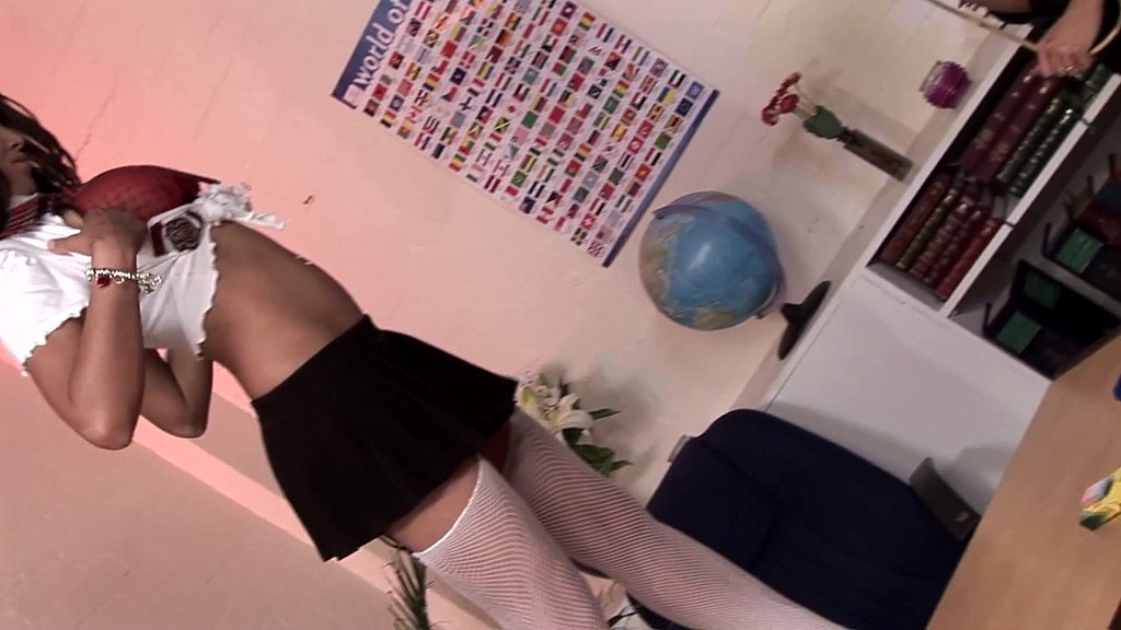 Anna Lovato demonstrates to her apprentices how to fuck a twat with a dildo