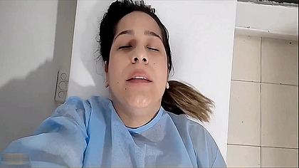 Mis dedos no bastan, mi cono quiere Sentir mas, doctor ven tocame de nuevo - PORNO EN ESPANOL
