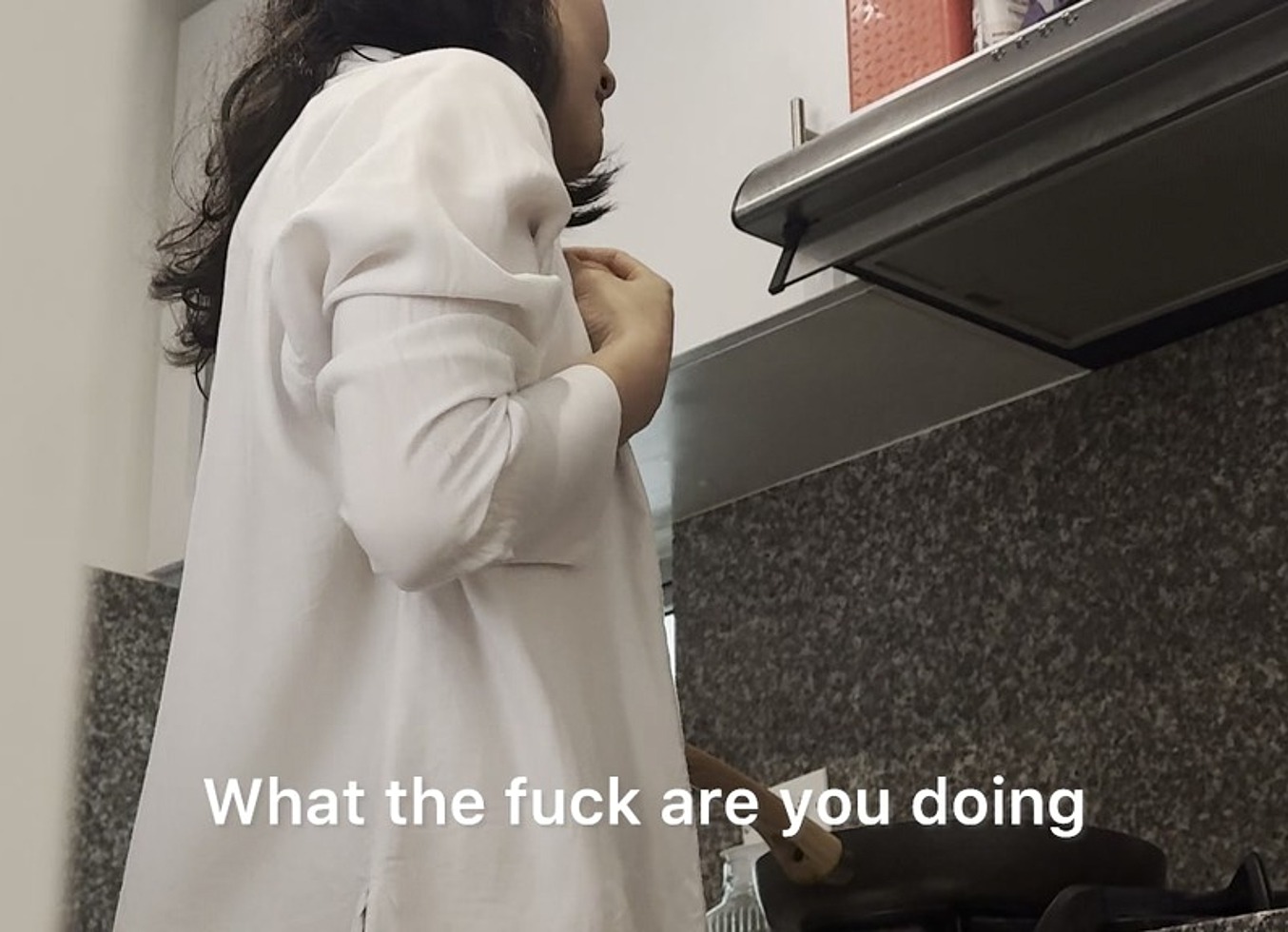 Sexo Lesbico Con La Hermanastra De Mi Esposo En La Cocina Mientras Prepara El Desayuno Y Mi Esposo Esta En La Habitacion