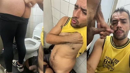 FODENDO O RABO DE UM MACHO DE CALCINHA E O CORNO OLHANDO, FICOU COM TESAO E GOZOU NA MINHA BOCA, OS TRES DENTRO DO BOX DO BANHEIRO.